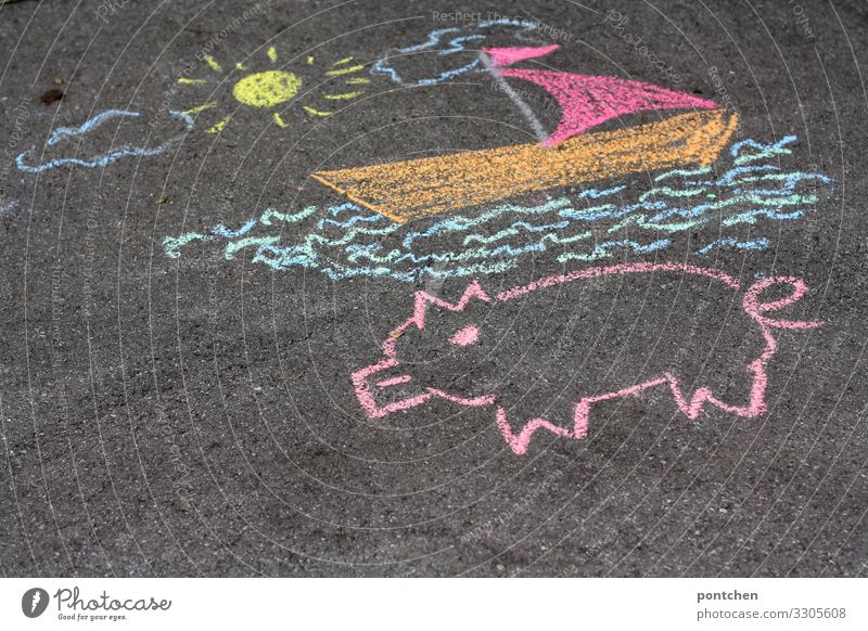 Kinderzeichnungen bunt  aus Straßenkreide auf Asphalt. Freizeit & Hobby Spielen zeichnen Kreide mehrfarbig Farbstoff Teer Schwein Wasserfahrzeug Segel Sonne