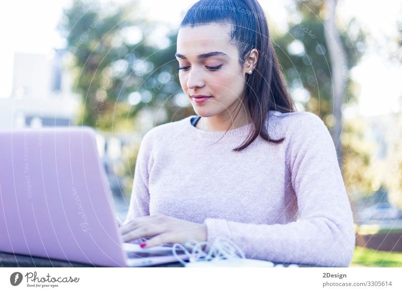 Junge schöne Frau sitzt im Freien und arbeitet mit dem Laptop Lifestyle Glück Studium Arbeit & Erwerbstätigkeit Business Computer Notebook Technik & Technologie