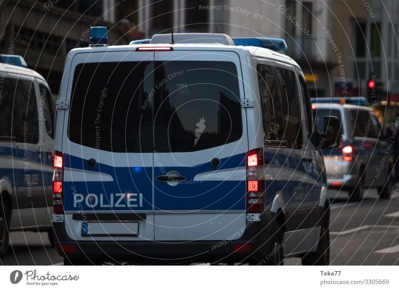 #Polizei Verkehr Verkehrsmittel Verkehrswege Lastwagen Zeichen Schilder & Markierungen Angst Polizeiwagen Farbfoto Außenaufnahme