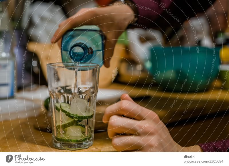 Gin & Tonic Gurkenscheibe Getränk Alkohol Spirituosen Longdrink Cocktail Hand Flasche Glas Flüssigkeit eingießen füllen Sucht Alkoholsucht Abhängigkeit Wirt