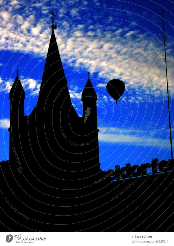 Heisse Luft über Köln I Ballone Wolken weiß Luftverkehr Shilouette Himmel Kontrast blau Abend Religion & Glaube Turm Altstadt