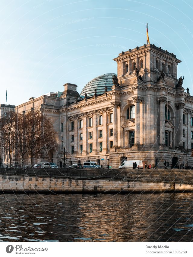 Reichstagsgebäude am Morgen, Berlin Tourismus Ausflug Politik & Staat Regierung Regierungssitz Himmel Wolkenloser Himmel Schönes Wetter Deutschland Hauptstadt