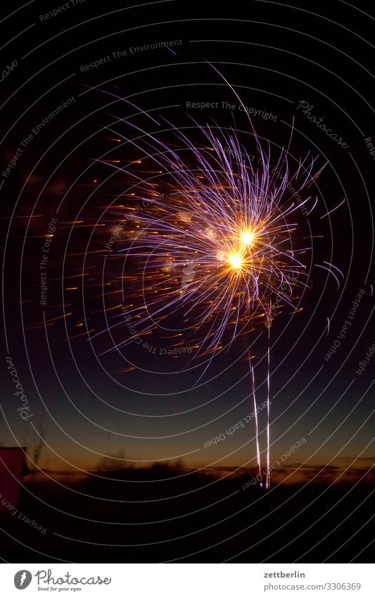 Feuerwerk Silvester u. Neujahr Pyrotechnik Stern (Symbol) Knall Explosion Himmel Himmel (Jenseits) Nachthimmel dunkel Feste & Feiern Party