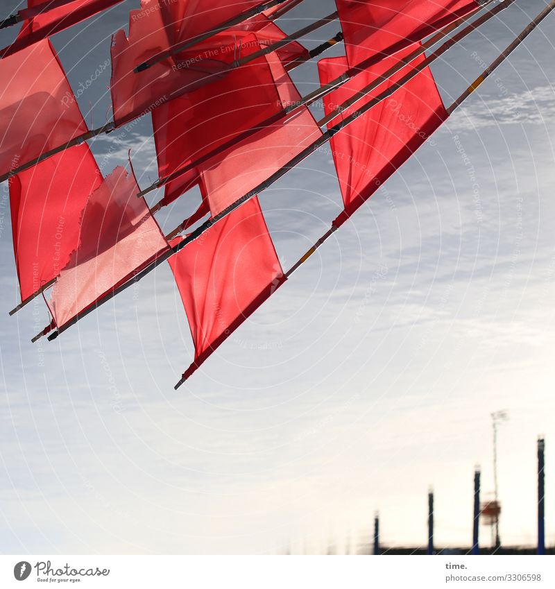 Seemannsgarn wasser fahne flaggen hafen ostsee verschwommen rot fischerei gegenlicht küste meer Fähnchen Markierung Arbeit fischereiwirtschaft rote fahne