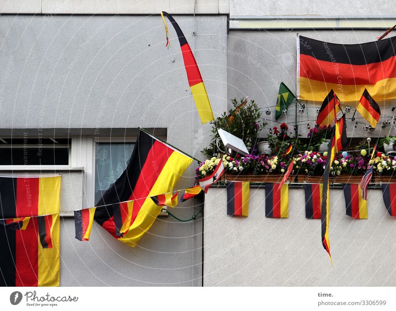Sichtbehinderung Fahne Leidenschaft begeisterung deutsch schwarzrotgelb wimpel balkon fenster haus hängen nationalismus textil kunststoff mauer wand