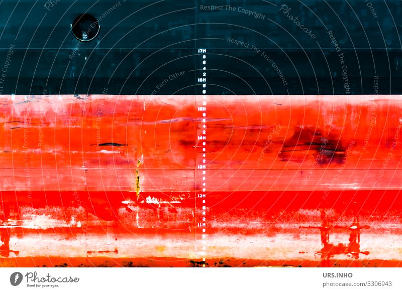 Backboard rot schwarz | Seitenteil eines Schiffes als Hintergrund Schifffahrt Kreuzfahrt Containerschiff Steuerbord Rückseite Ziffern & Zahlen weiß Symmetrie