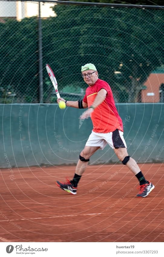 Ein Mann mittleren Alters spielt Tennis Lifestyle Spielen Sport Mensch maskulin Erwachsene 1 45-60 Jahre alt Konkurrenz Remmidemmi Ball Fitnessplatz Spieler