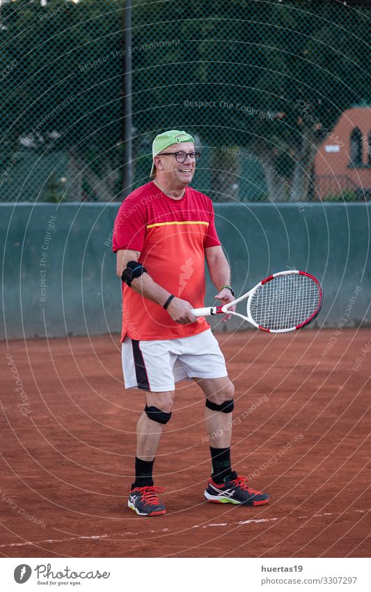 Ein Mann mittleren Alters spielt Tennis Lifestyle Spielen Sport Ballsport Mensch maskulin Erwachsene 1 45-60 Jahre alt Konkurrenz Remmidemmi Fitnessplatz