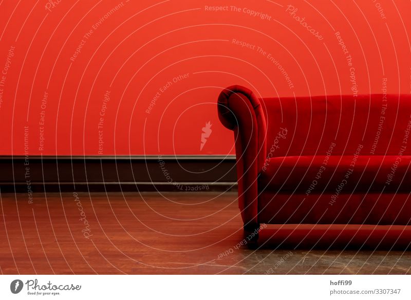 Teilansicht eines roten Sofas in einem rotem Raum Möbel Wohnzimmer außergewöhnlich elegant einzigartig retro Wärme schwarz Begeisterung Warmherzigkeit Erotik