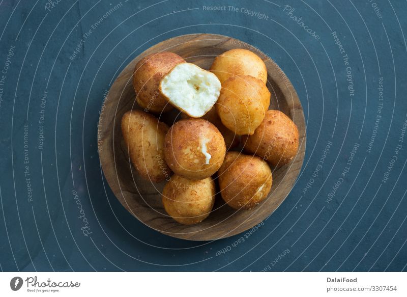 Kolumbianischer Buñuelo - Frittiertes Käsebrot Brot Diät über Ansicht schwarzer Hintergrund buñuelo Kolumbien kolumbianisch tief Lebensmittel braten süß
