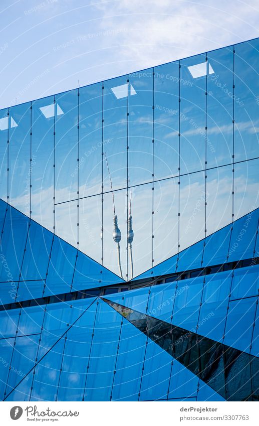 Spiegelung des Berliner Fernsehturms in einem Gebäude Starke Tiefenschärfe Sonnenstrahlen Sonnenlicht Reflexion & Spiegelung Kontrast Licht Tag