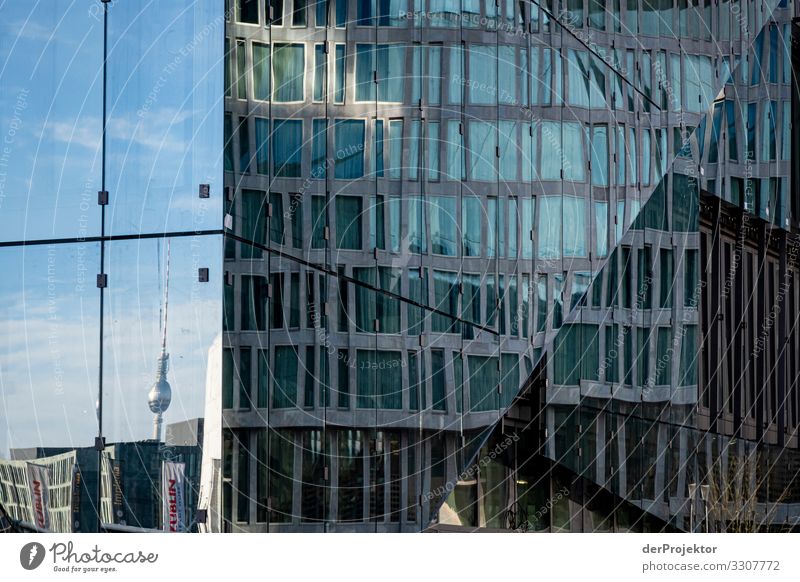 Ein Cube spiegelt den Fernsehturm II Hochhaus Spiegelbild Zentralperspektive Textfreiraum links Textfreiraum oben Strukturen & Formen Textfreiraum rechts