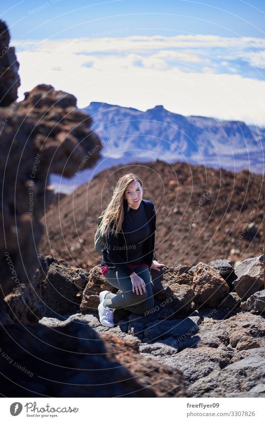 Junge Frau sitzt auf dem Teide-Vulkan schön sportlich Erholung Ferien & Urlaub & Reisen Tourismus Ausflug Abenteuer Freiheit Sightseeing Insel Berge u. Gebirge