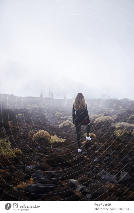 Junge Frau beim Betrachten des Nebels Lifestyle Tourismus wandern Mensch Jugendliche Erwachsene 1 18-30 Jahre Natur Landschaft Wolken Regen Felsen Mode