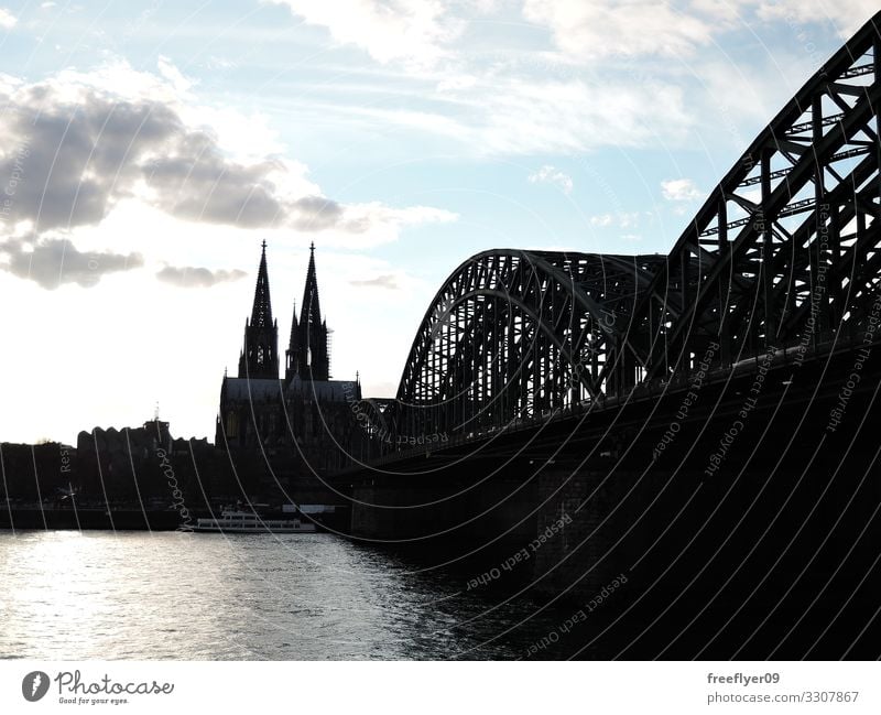 Silhouette des Kölner Doms und seiner Umgebung Sonne Wärme Deutschland Skyline Kirche Rathaus Brücke Gebäude hoch urban Kathedrale Großstadt Stadtbild Rhein