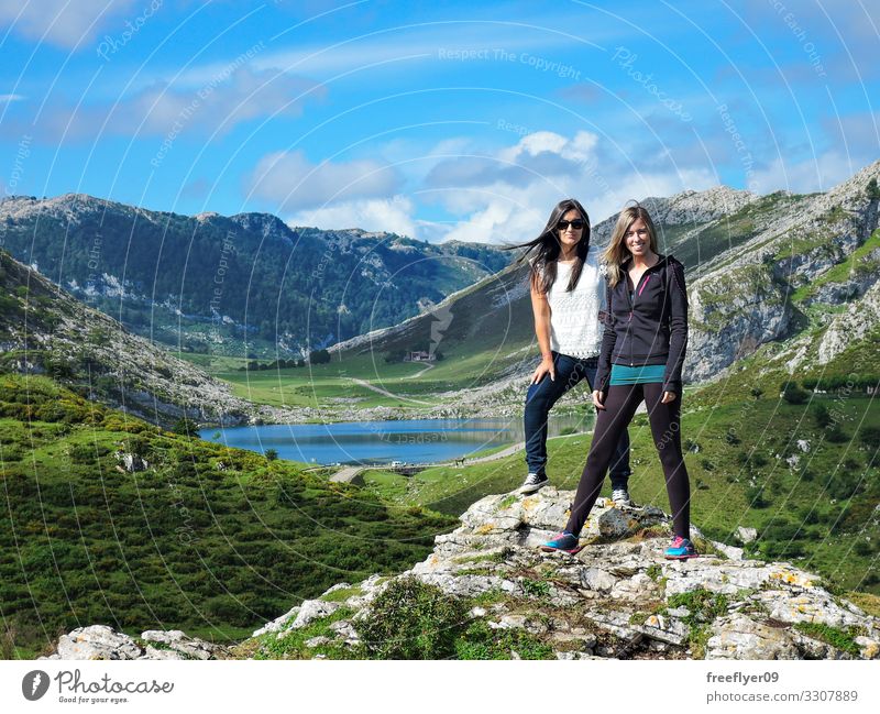Zwei Freunde vor der Lagune von Covadonga Lifestyle schön Tourismus Schnee Berge u. Gebirge wandern Sport Junge Frau Jugendliche Erwachsene Freundschaft 2