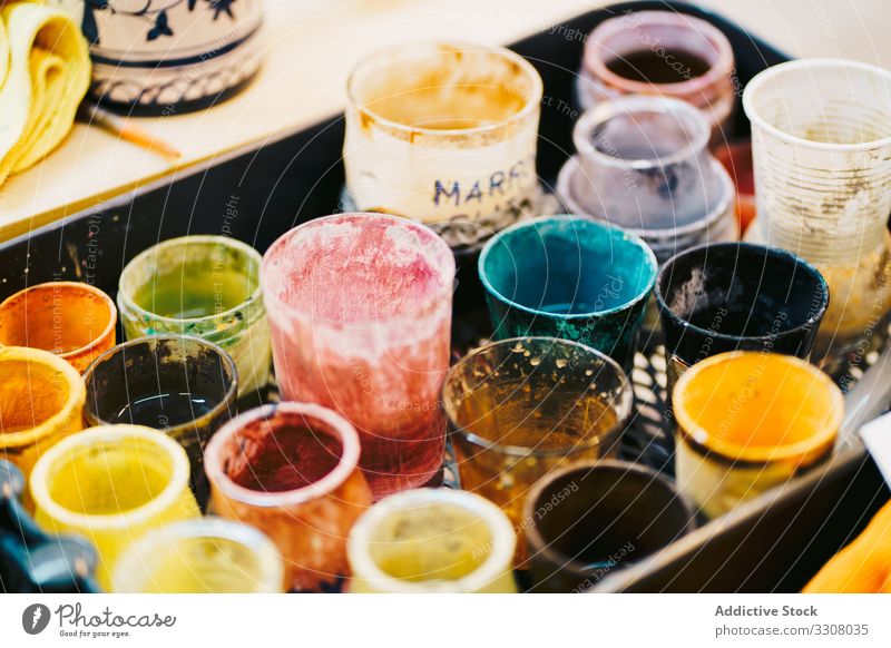 Glasbecher mit Farben in der Werkstatt Tasse Dose Palette mehrfarbig lackieren vielfältig vorbereiten mischen Schatten verwendet Prozess Arbeit Zusammensetzung