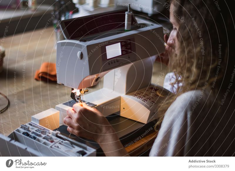 Weibliche Ernte mit Nähmaschine zu Hause Frau nähen Maschine benutzend Kleidung Mode Handwerk Arbeit professionell Damenschneiderin Designer Textil Beruf