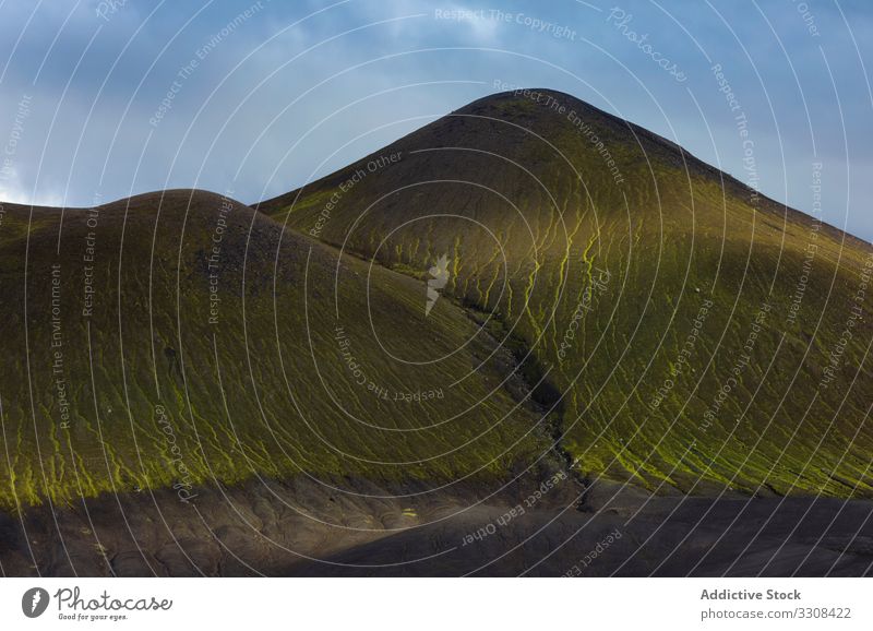 Malerische Berglandschaft in Island Landschaft Berge u. Gebirge Ambitus malerisch majestätisch Kamm farbenfroh Natur Gipfel Tourismus Felsen Schönheit hoch