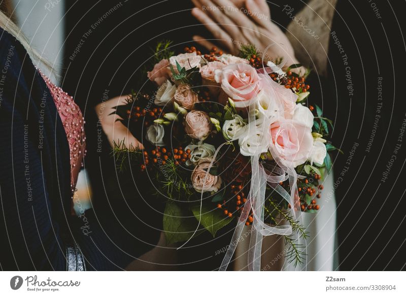 Brautstrauß Lifestyle elegant Stil Hochzeit feminin Junge Frau Jugendliche Blumenstrauß Mode Kleid festhalten Glück schön Vorfreude Mut Liebe Verliebtheit Treue