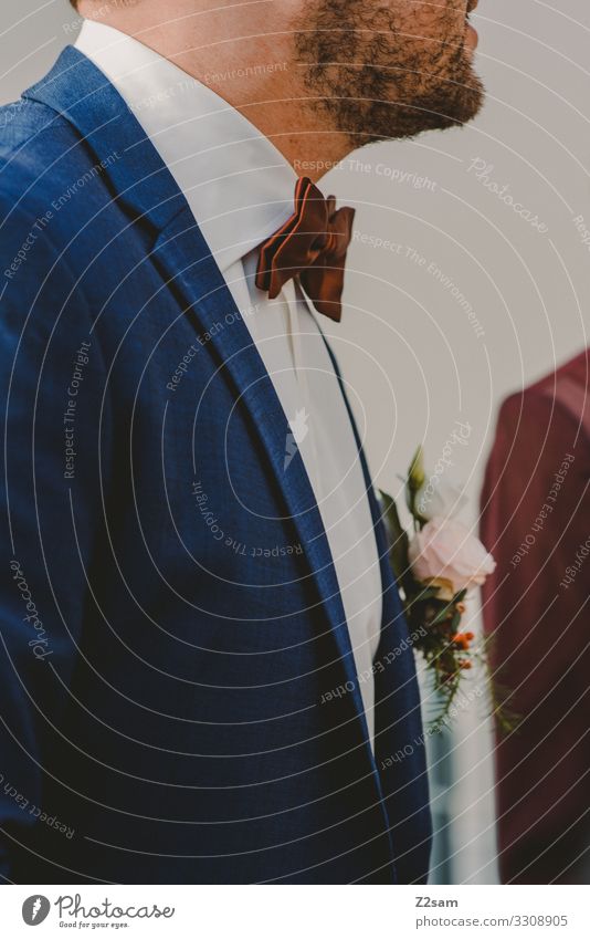 Bräutigam Lifestyle elegant Stil Hochzeit maskulin Junger Mann Jugendliche 18-30 Jahre Erwachsene Mode Hemd Anzug Fliege Bart warten ästhetisch schön blau rot
