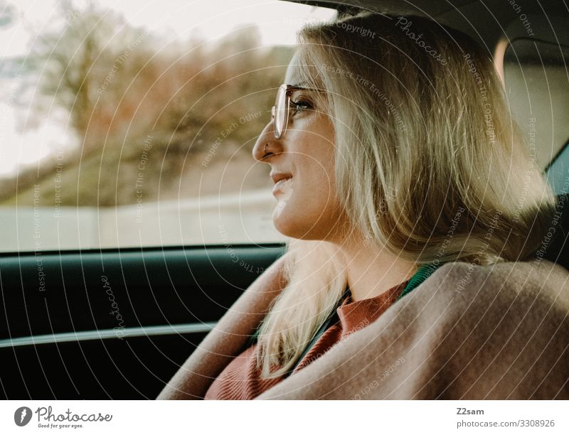 Nachdenklich nachdenklich reisen auto rücksitz hübsch blond brille mode modisch mantel pink rosa limosine denken schön jung profil gesicht linien design