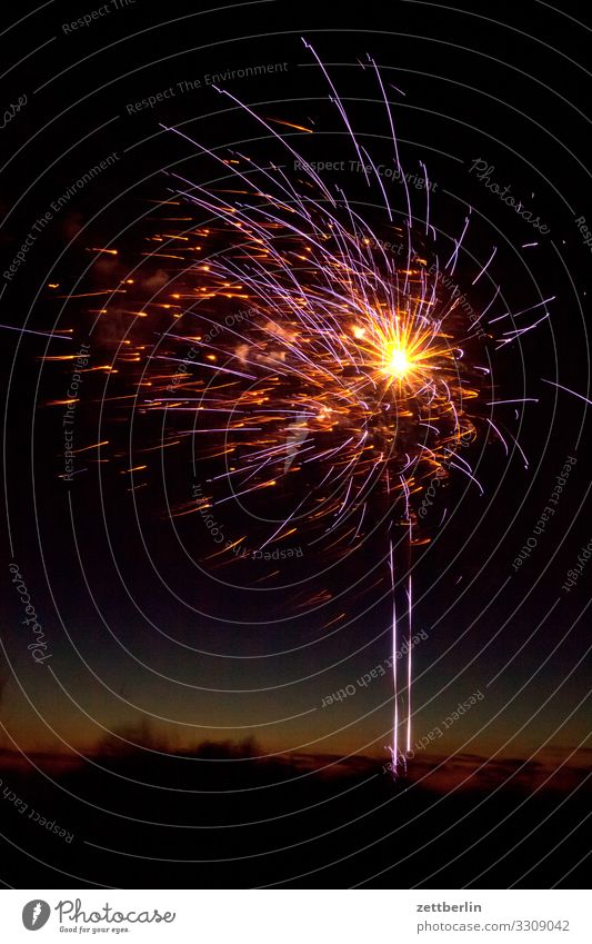 Feuerwerk Silvester u. Neujahr Pyrotechnik Stern (Symbol) Knall Explosion Himmel Himmel (Jenseits) Nachthimmel dunkel Feste & Feiern Party Horizont Funken