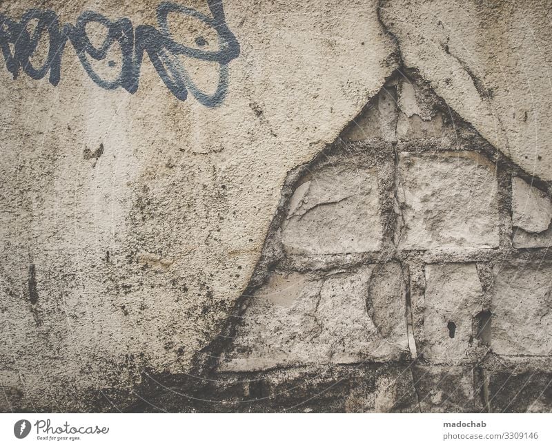 Pyramide Bauwerk Mauer Wand Fassade Zeichen Schriftzeichen Graffiti kaputt trashig trocken Stadt Verfall Vergangenheit Vergänglichkeit Farbfoto Gedeckte Farben