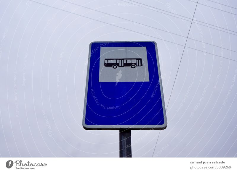 Bushaltestellen-Verkehrsampel auf der Straße in der Stadt Bilbao Spanien Ampel Verkehrsgebot signalisieren Ermahnung Großstadt Verkehrsschild Zeichen Symbol Weg