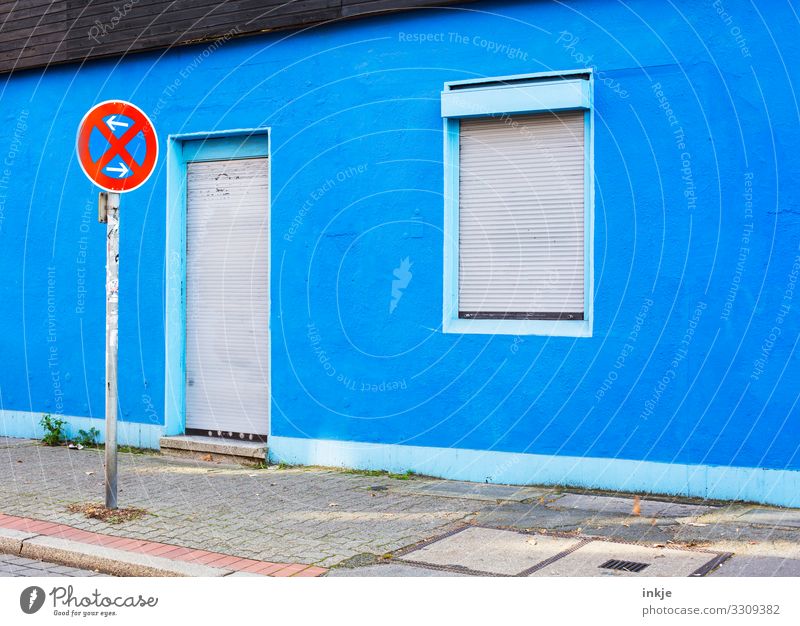 Nicht Halten und nicht Besuchen Menschenleer Bürgersteig Fassade Fenster Tür Zeichen Verkehrszeichen Halteverbot blau geschlossen Jalousie Farbfoto mehrfarbig