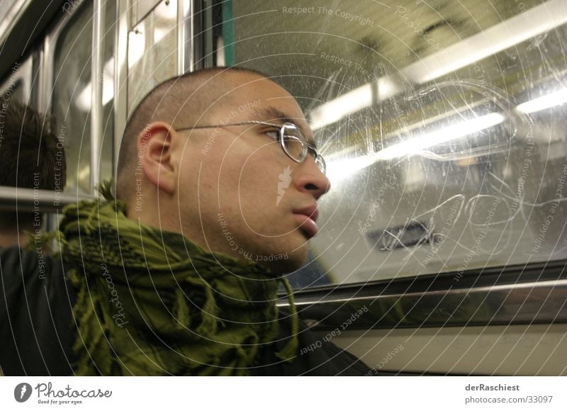 Charly goes Metro Mann Fenster Skinhead Brille U-Bahn Scharl