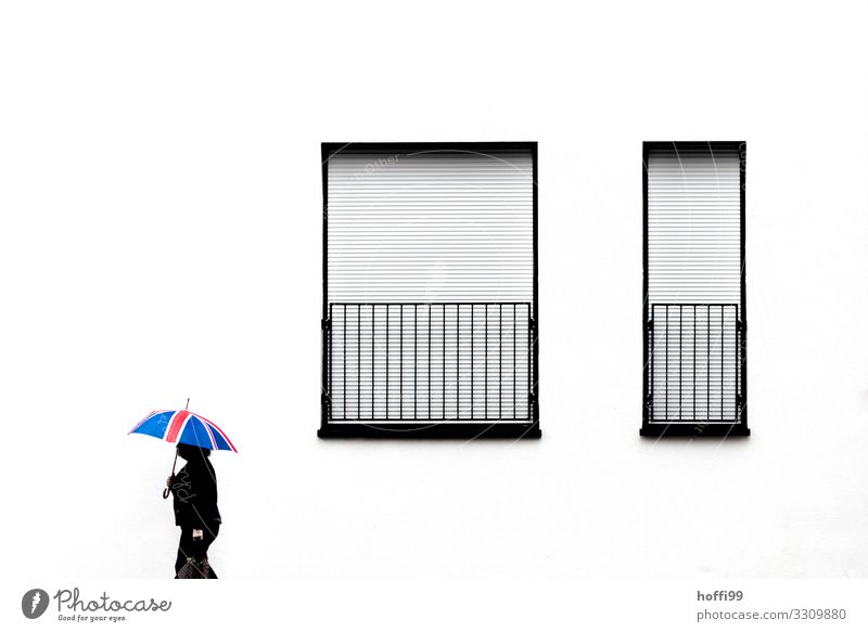 Profil von gehende Frau mit britischem Regenschirm vor weißer Fassade mit geschlossenen Fenster, synonym Brexit Mensch feminin 1 Haus Union Jack Europa Bewegung
