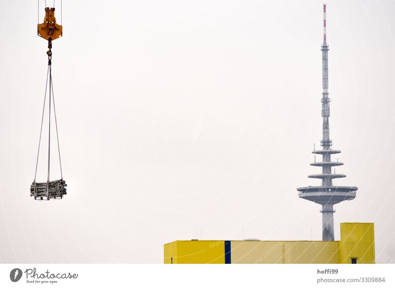 Fernsehturm mit Lagerhaus und Kran der eine Ladung Stahlrohre transportiert Industrie Turm Gebäude Funkturm Fassade Antenne ästhetisch gigantisch modern positiv