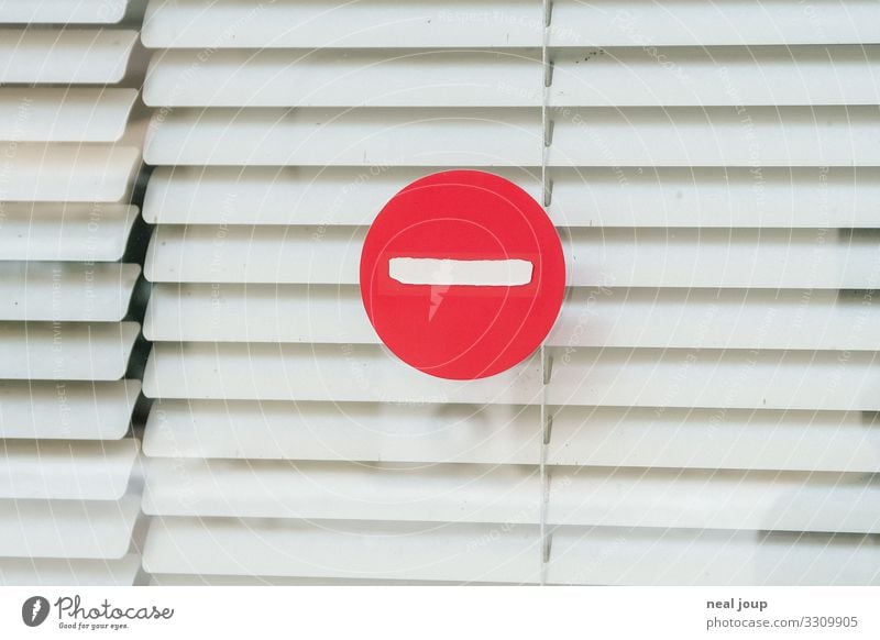 No looking! Fenster Jalousie Schaufenster Hinweisschild Warnschild Verkehrszeichen kaufen Blick trashig rot weiß Schutz Verschwiegenheit Neugier Enttäuschung
