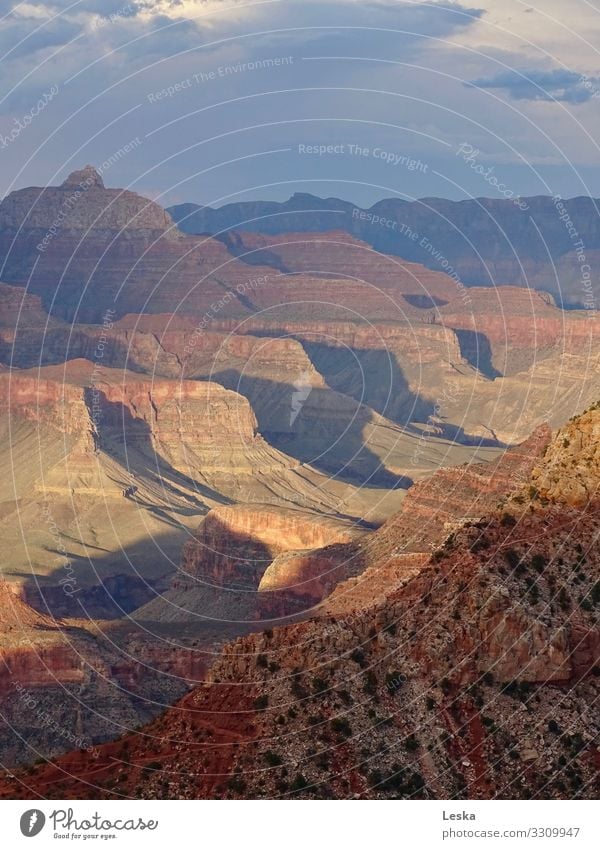Grand Canyon 1 Umwelt Natur Landschaft Urelemente Klima Klimawandel Dürre Felsen Schlucht eckig fantastisch gigantisch historisch blau braun gelb grau rot Macht