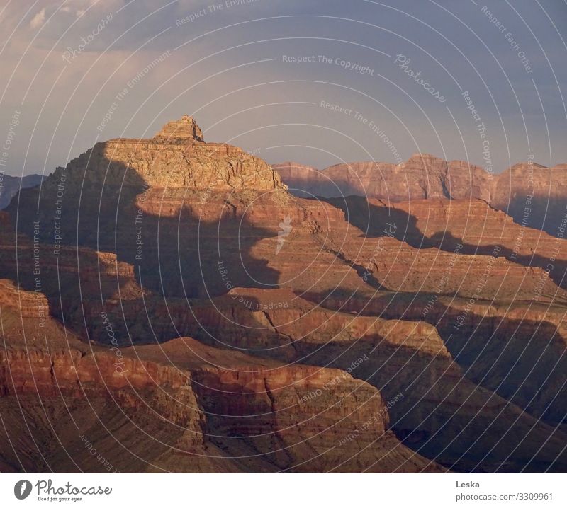 Grand Canyon 2 Natur Landschaft Urelemente Erde Sonnenlicht Klima Klimawandel Dürre Felsen Schlucht Bekanntheit eckig gigantisch historisch hoch stark braun rot