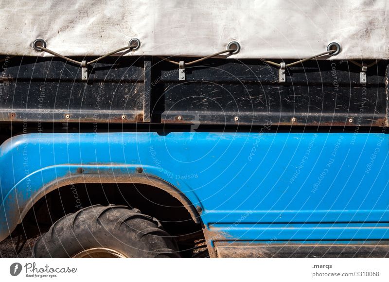 Offroad Ladefläche Pickup dreckig Mobilität Fahrzeug Plane transport Öse blau schwarz grau Abenteuer jeep Reifen Seitenansicht