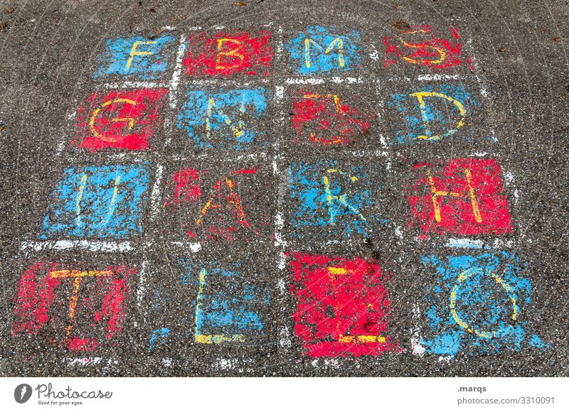 FBMSGNJDUARHTLEO Buchstaben Asphalt Kindheit Hüpfspiel hüpfen Spielen Schulhof rot blau Raster Kinderspiel