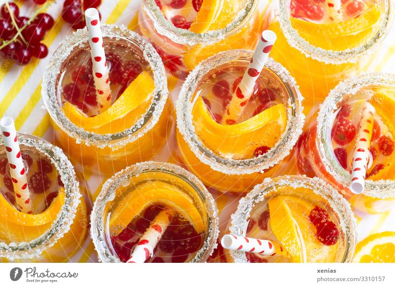500 / leckere Detoxgetränke mit Orange und Johannisbeeren für alle Frucht Zucker Bioprodukte Vegetarische Ernährung Getränk Erfrischungsgetränk Trinkwasser Glas