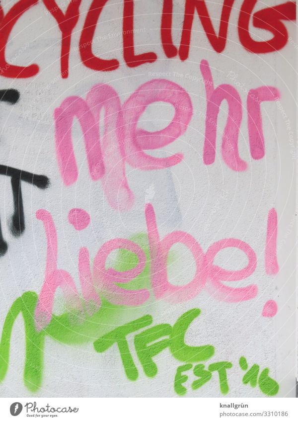 mehr Liebe! Graffiti Kommunizieren Stadt grün rosa rot weiß Gefühle Inspiration Kreativität Kunst Buchstaben Schriftzeichen Farbfoto Außenaufnahme Menschenleer