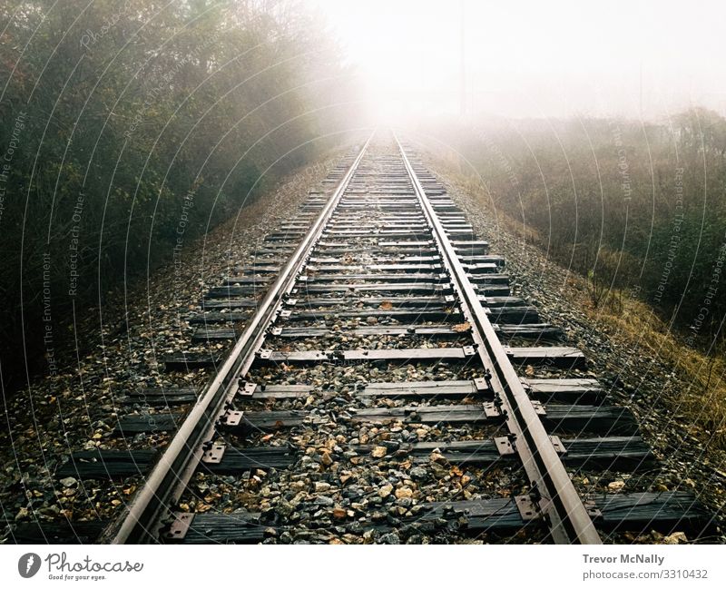 Dunkle Reise zu einem ungesehenen Reiseziel Abenteuer Ferne Schienenverkehr Eisenbahn Gleise Ferien & Urlaub & Reisen dunkel Stimmung Solidarität Traurigkeit