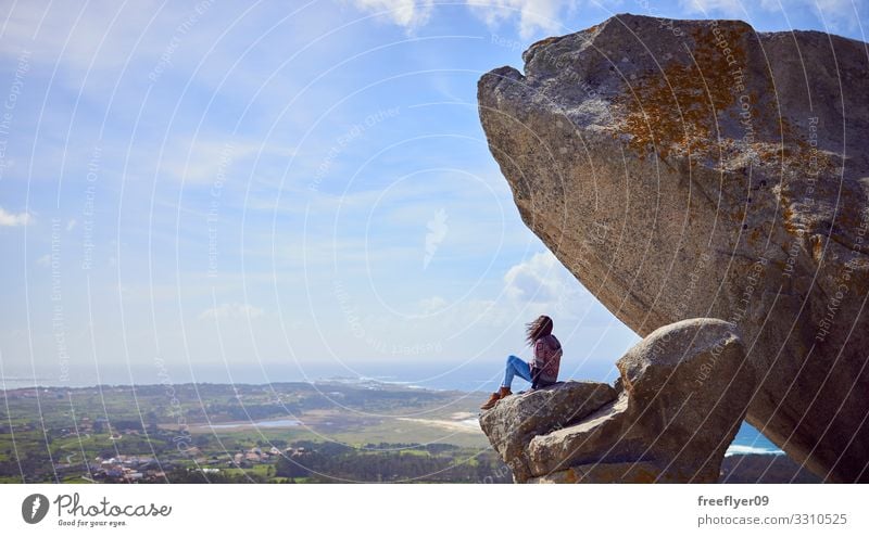 Junge Frau am Aussichtspunkt Pedra da Ra in Galizien Ferien & Urlaub & Reisen Tourismus Meer Tapete Erwachsene Natur Landschaft blau Spanien Mädchen Model