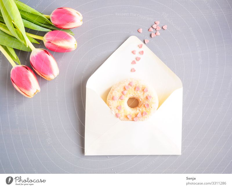 Briefumschlag mit einem Donat, rosa Herzen und Tulpen Lebensmittel Teigwaren Backwaren donat Lifestyle Valentinstag Muttertag Hochzeit Geburtstag