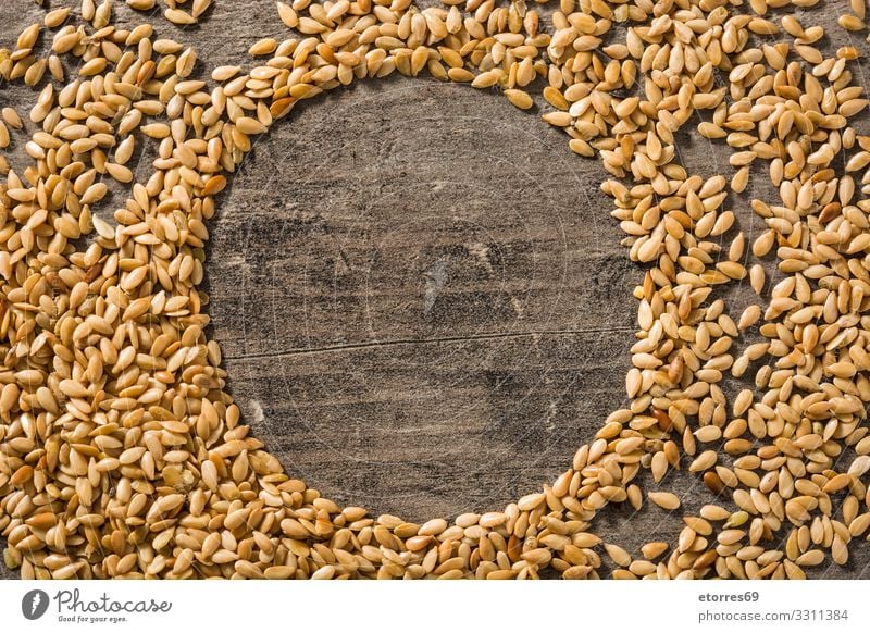 Goldene Leinsamen auf Holztisch. Leerzeichen kopieren gold Saatgut Lebensmittel Gesunde Ernährung Foodfotografie Gesundheit Diät Zutaten Getreide Korn