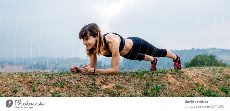 Weibliche Athletin trainiert auf dem Brett Lifestyle Glück Körper Sport Internet Mensch Frau Erwachsene Gras Turnschuh Fitness Lächeln sportlich dünn muskulös