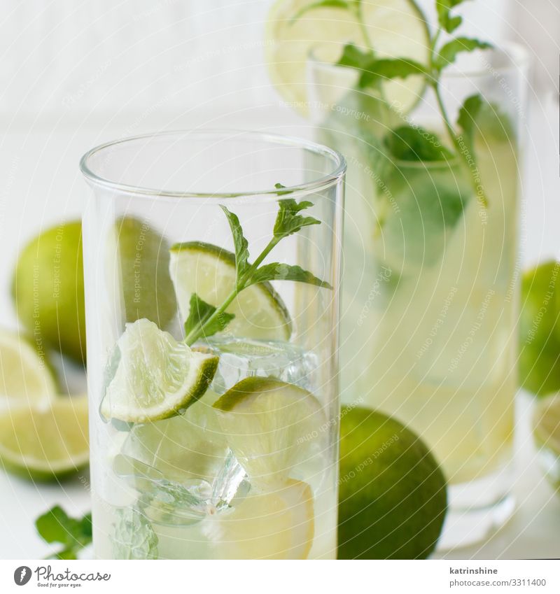 Hausgemachtes Erfrischungsgetränk mit Limettensaft und Minze Frucht Getränk Limonade Saft Sommer Blatt Coolness natürlich gelb grün weiß Kalk Zitrusfrüchte Glas
