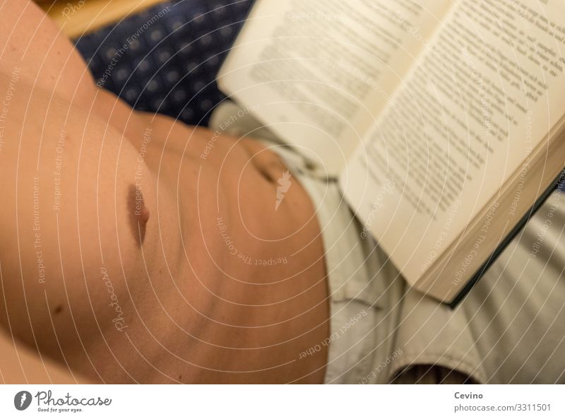 Lesezeit I lesen maskulin Junger Mann Jugendliche Erwachsene Brust 1 Mensch 18-30 Jahre Printmedien Erholung Erotik Oberkörper Brustmuskeln Muskulatur Buch