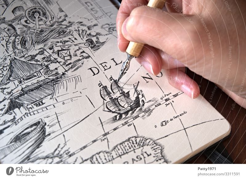 Detailaufnahme einer Hand, die mit einer Zeichenfeder ein Segelschiff im Stile antiker Landkarten eine Zeichnung in einem Skizzenbuch anfertig