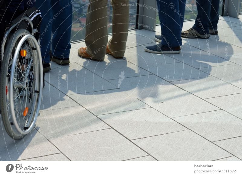 abgehoben | auf der Aussichtsplattform Technik & Technologie Mensch Beine Fuß Menschengruppe Stadt Turm Plattform Sehenswürdigkeit Hose Schuhe Rollstuhl Blick