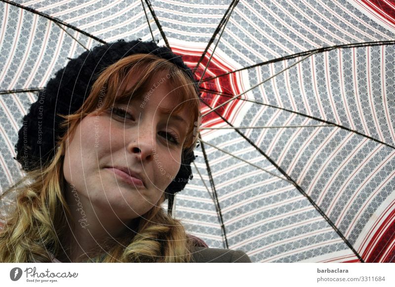 Rainy day Regen Regenschirm Regentropfen Herbst herbstlich Frau Herbstwetter Herbststimmung Porträt